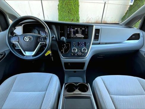 Certified 2017 Toyota Sienna LE image 15