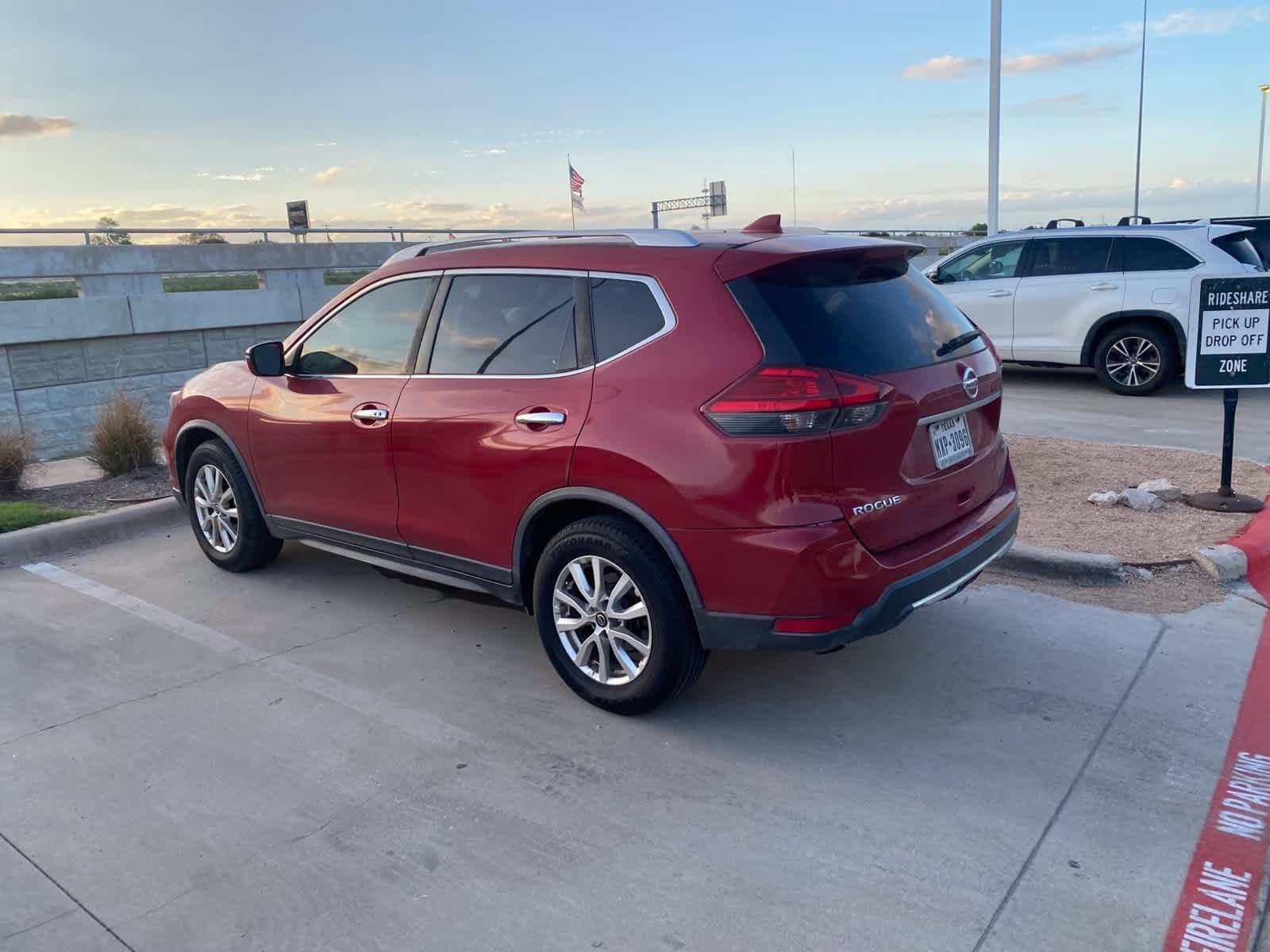 Used 2017 Nissan Rogue SV AWD/4WD image 10