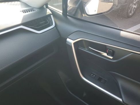 Used 2020 Toyota RAV4 XLE image 25