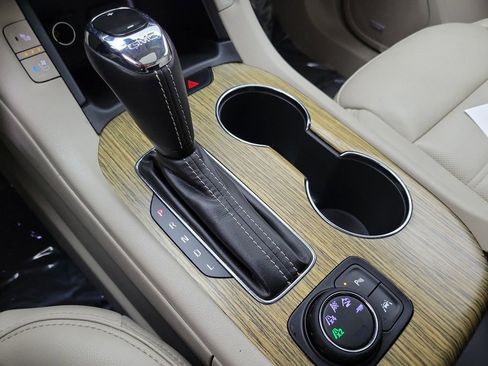 Certified 2018 GMC Acadia Denali w/ Technology Package image 18