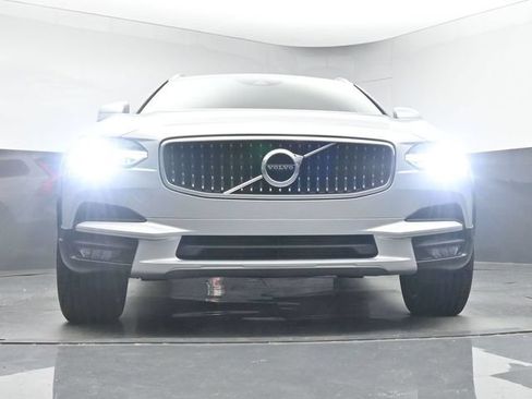 Used 2018 Volvo V90 T5 Cross Country w/ Plus Package AWD/4WD image 11
