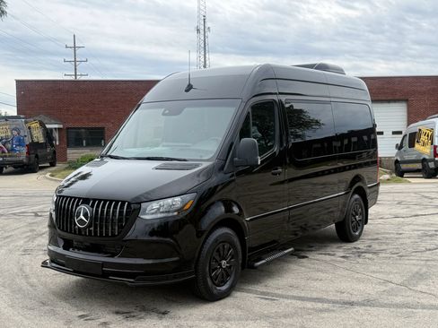 Used 2024 Mercedes-Benz Sprinter 2500 image 3