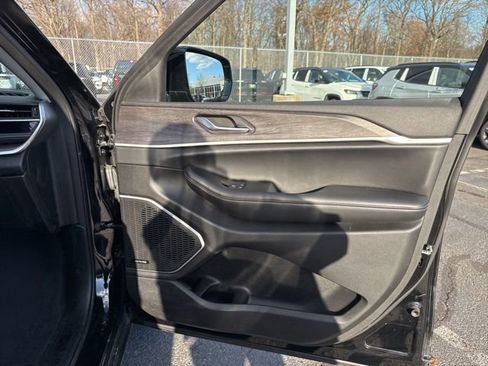 Used 2022 Jeep Grand Cherokee Limited image 33