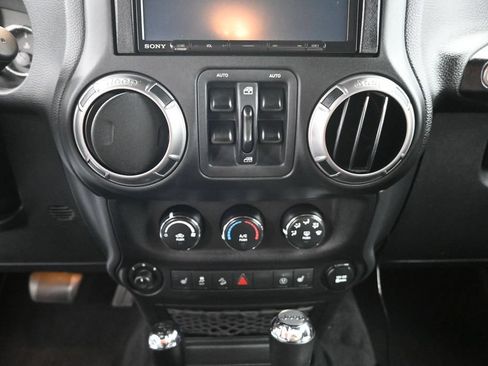 Used 2018 Jeep Wrangler Unlimited Sahara AWD/4WD image 16