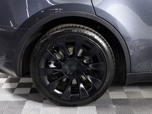 Used 2024 Tesla Model Y Long Range AWD/4WD image 37