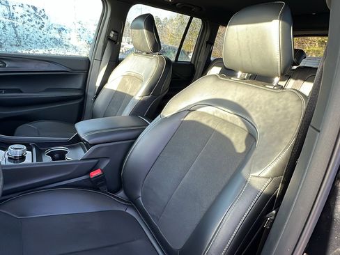 Used 2025 Jeep Grand Cherokee Altitude image 18