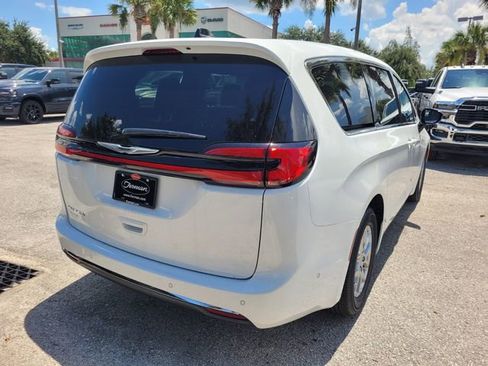 New 2025 Chrysler Pacifica Select image 11