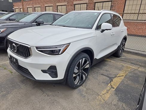 New 2025 Volvo XC40 B5 Ultra w/ Climate Package image 3