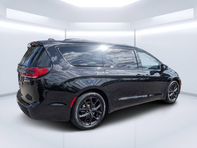 Used 2025 Chrysler Pacifica Limited FWD image 3