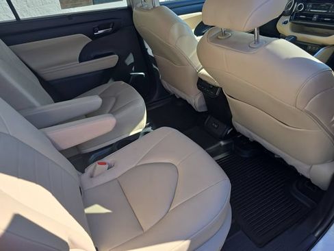 Used 2023 Toyota Highlander XLE FWD image 11