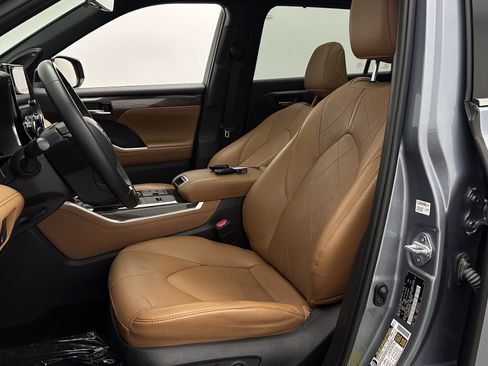 Used 2023 Toyota Highlander Platinum FWD image 16