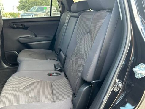 Certified 2024 Toyota Highlander LE FWD image 11