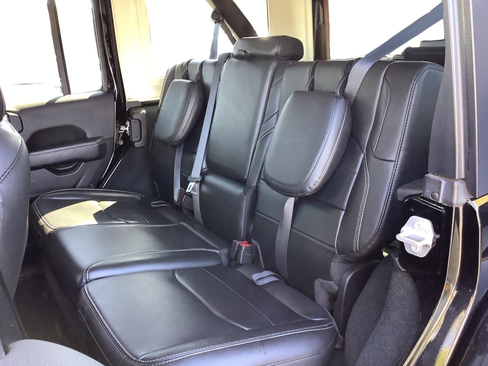 Used 2022 Jeep Wrangler Unlimited Sahara AWD/4WD image 13