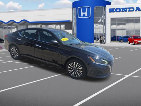 Used 2025 Nissan Altima 2.5 SV image 1