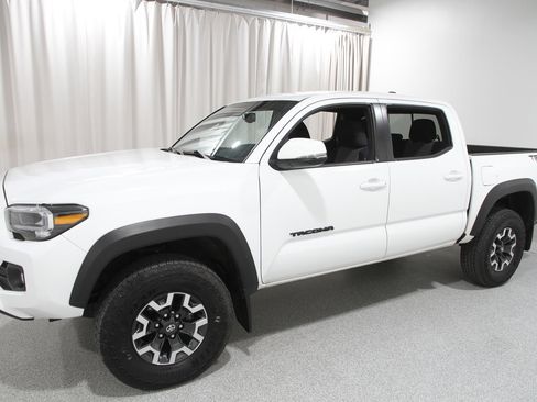 Used 2023 Toyota Tacoma TRD Off-Road image 3