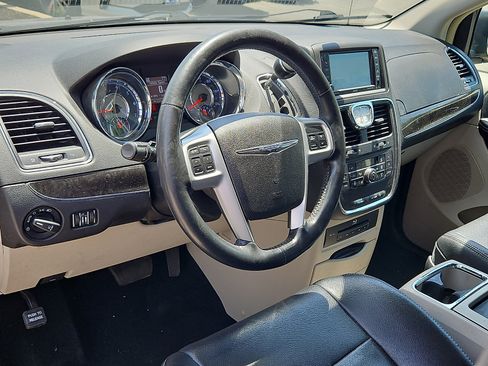 Used 2015 Chrysler Town & Country Touring-L w/ Driver Convenience Group FWD image 25