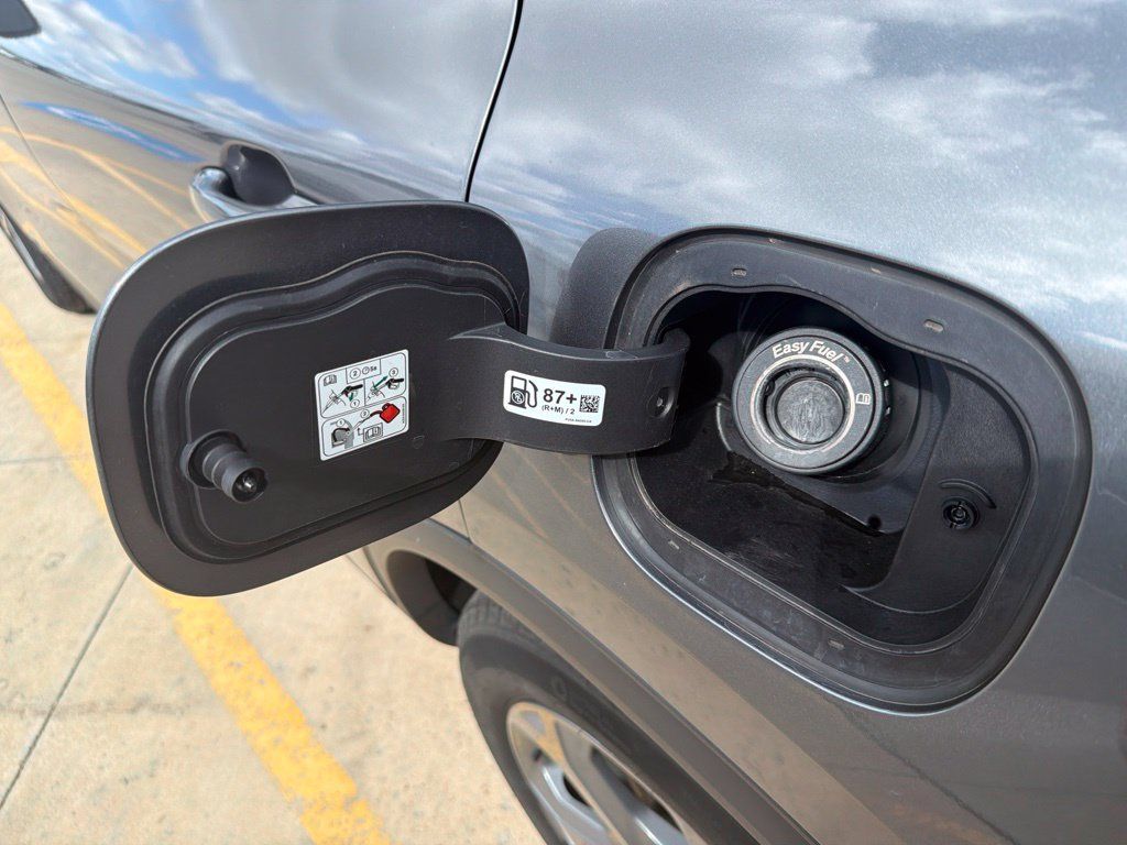 Used 2025 Ford Escape ST-Line Select AWD/4WD image 6