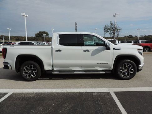 New 2026 GMC Sierra 1500 SLT image 4