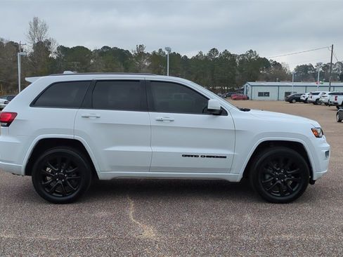 Used 2019 Jeep Grand Cherokee Altitude image 4