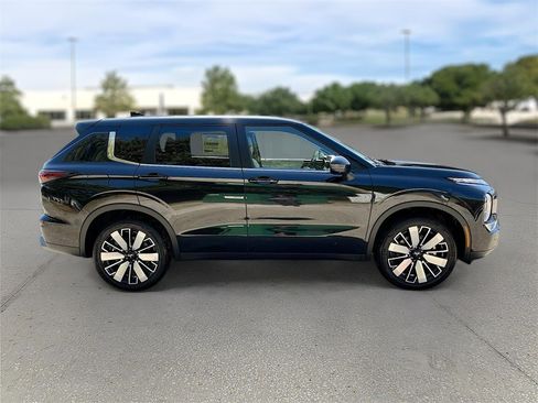 New 2025 Mitsubishi Outlander SE image 8