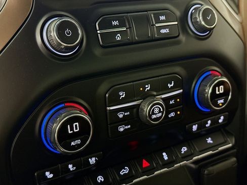 Used 2020 Chevrolet Silverado 1500 High Country w/ Technology Package image 19