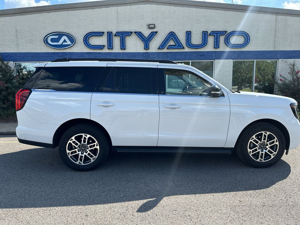 Used 2025 Ford Expedition Active AWD/4WD image 3