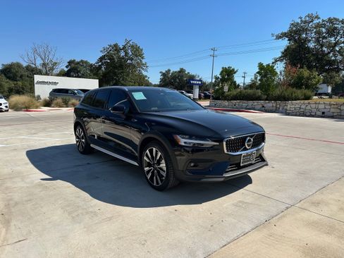 Certified 2025 Volvo V60 B5 Cross Country Ultra w/ Protection Package Premier image 7