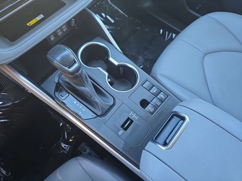 Used 2023 Toyota Highlander XLE image 32