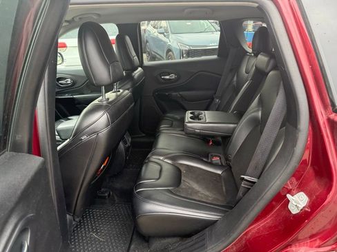 Used 2019 Jeep Cherokee Latitude Plus AWD/4WD image 9