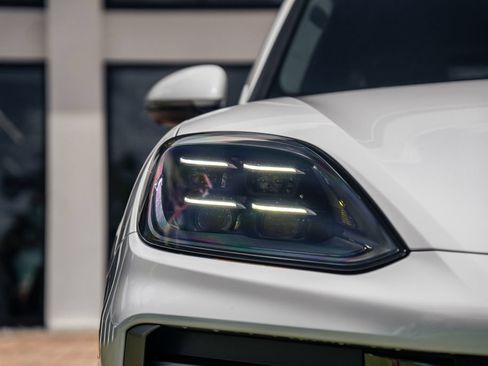 Used 2025 Porsche Cayenne Turbo AWD/4WD image 9