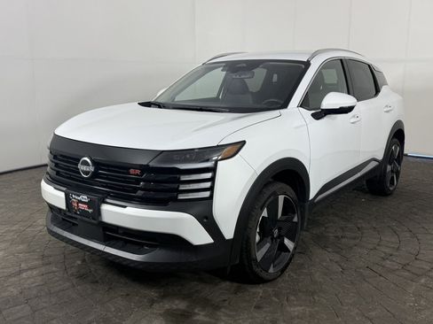 Used 2025 Nissan Kicks SR w/ Illumination Package FWD image 3