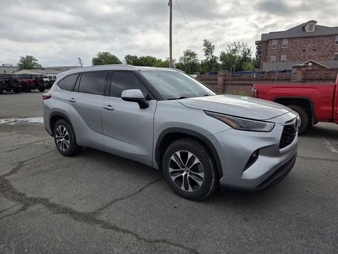 Used 2022 Toyota Highlander XLE FWD image 2