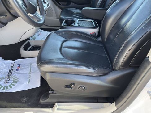 Used 2022 Chrysler Pacifica Touring-L FWD image 3