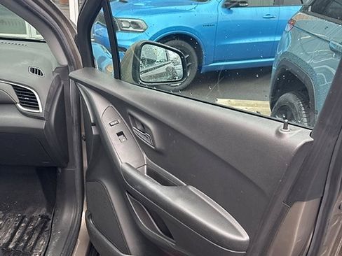 Used 2022 Chevrolet Trax LT w/ LT Convenience Package image 7