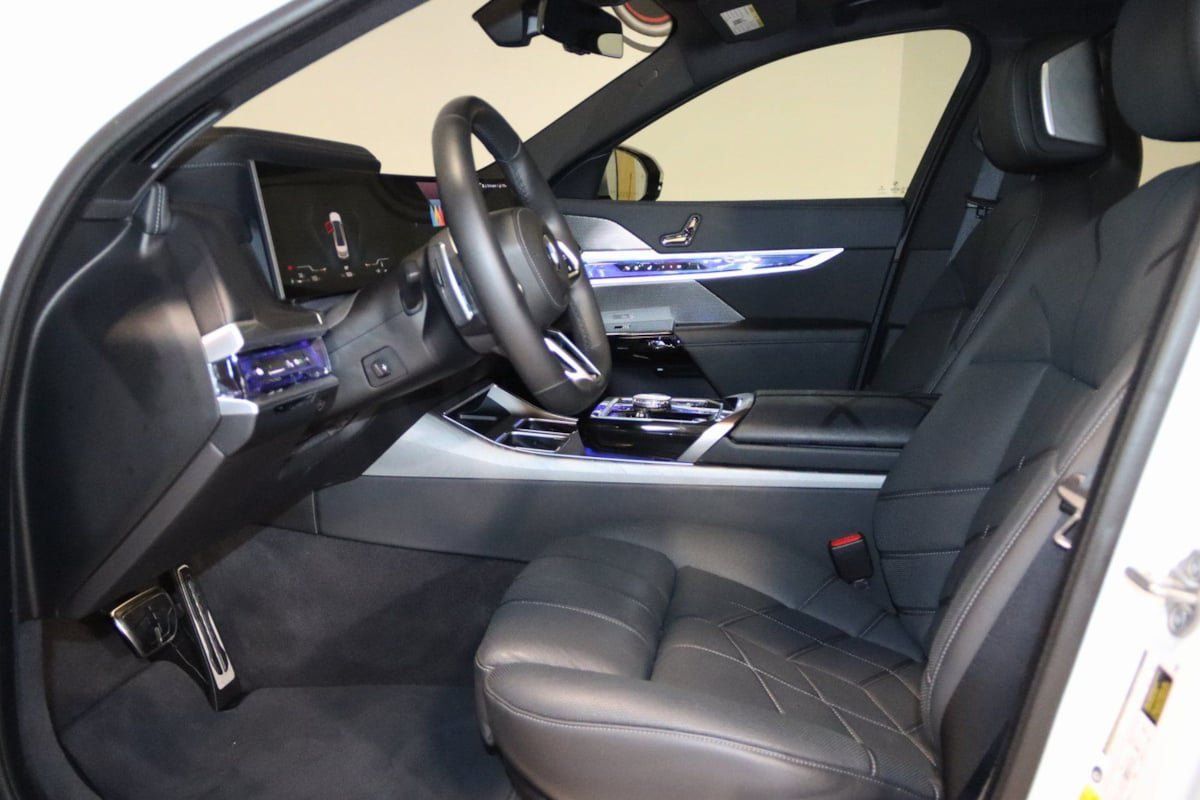 Used 2023 BMW 760i xDrive AWD/4WD image 39