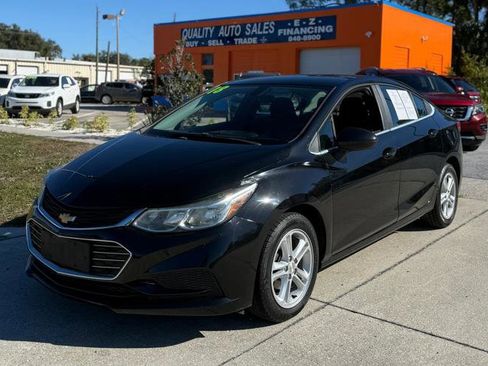 Used 2018 Chevrolet Cruze LT image 2