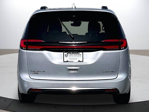 Certified 2022 Chrysler Pacifica Limited image 8