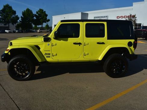Used 2023 Jeep Wrangler Unlimited Sahara w/ Cold Weather Group AWD/4WD image 9