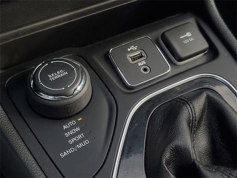 Used 2019 Jeep Cherokee Overland image 25