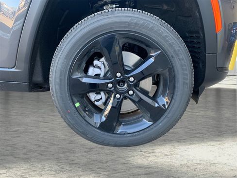 Used 2025 Jeep Grand Cherokee L Altitude image 23