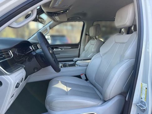 Used 2022 Jeep Wagoneer Series III w/ Flexible Seating Group AWD/4WD image 13