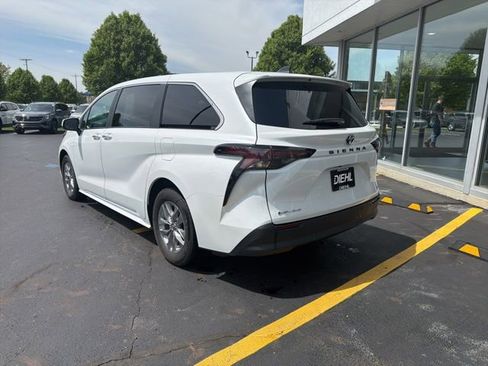 Used 2025 Toyota Sienna XLE AWD/4WD image 4