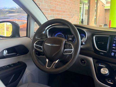 Used 2017 Chrysler Pacifica Touring FWD image 25