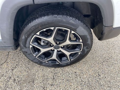 Used 2025 Jeep Compass Limited image 31