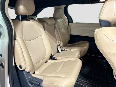 Used 2021 Toyota Sienna XLE image 26