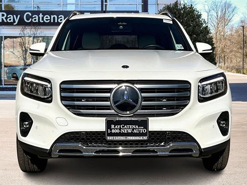 Used 2025 Mercedes-Benz GLB 250 4MATIC image 3