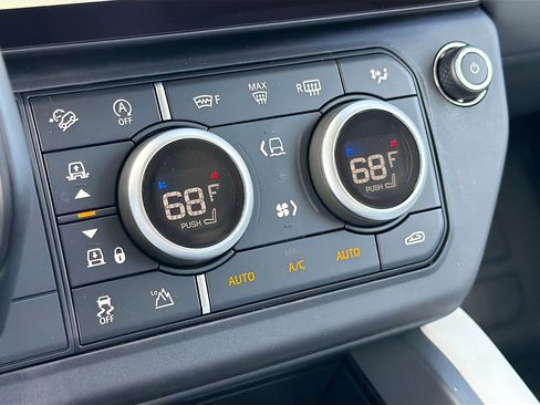 New 2026 Land Rover Defender 130 X-Dynamic SE image 34