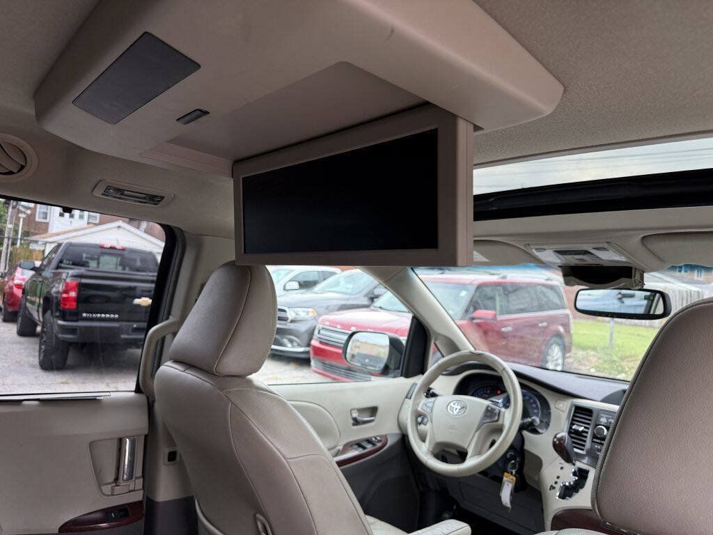 Used 2011 Toyota Sienna XLE w/ Entertainment Pkg FWD image 30
