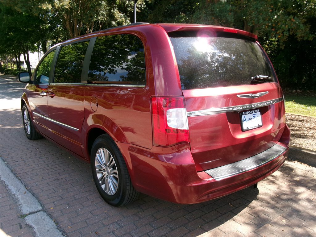 Used 2013 Chrysler Town & Country Touring-L w/ Driver Convenience Group FWD image 7