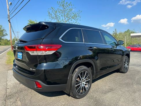 Used 2017 Toyota Highlander SE AWD/4WD image 4